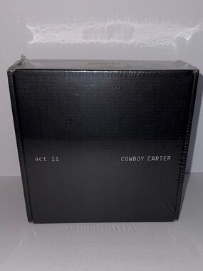 Beyonce Cowboy Carter act ii
Boxset CD & T-shirt white size M